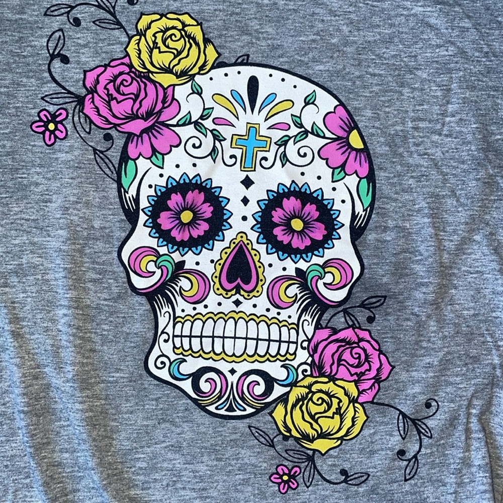 Tight fitting T-shirt with floral skull design